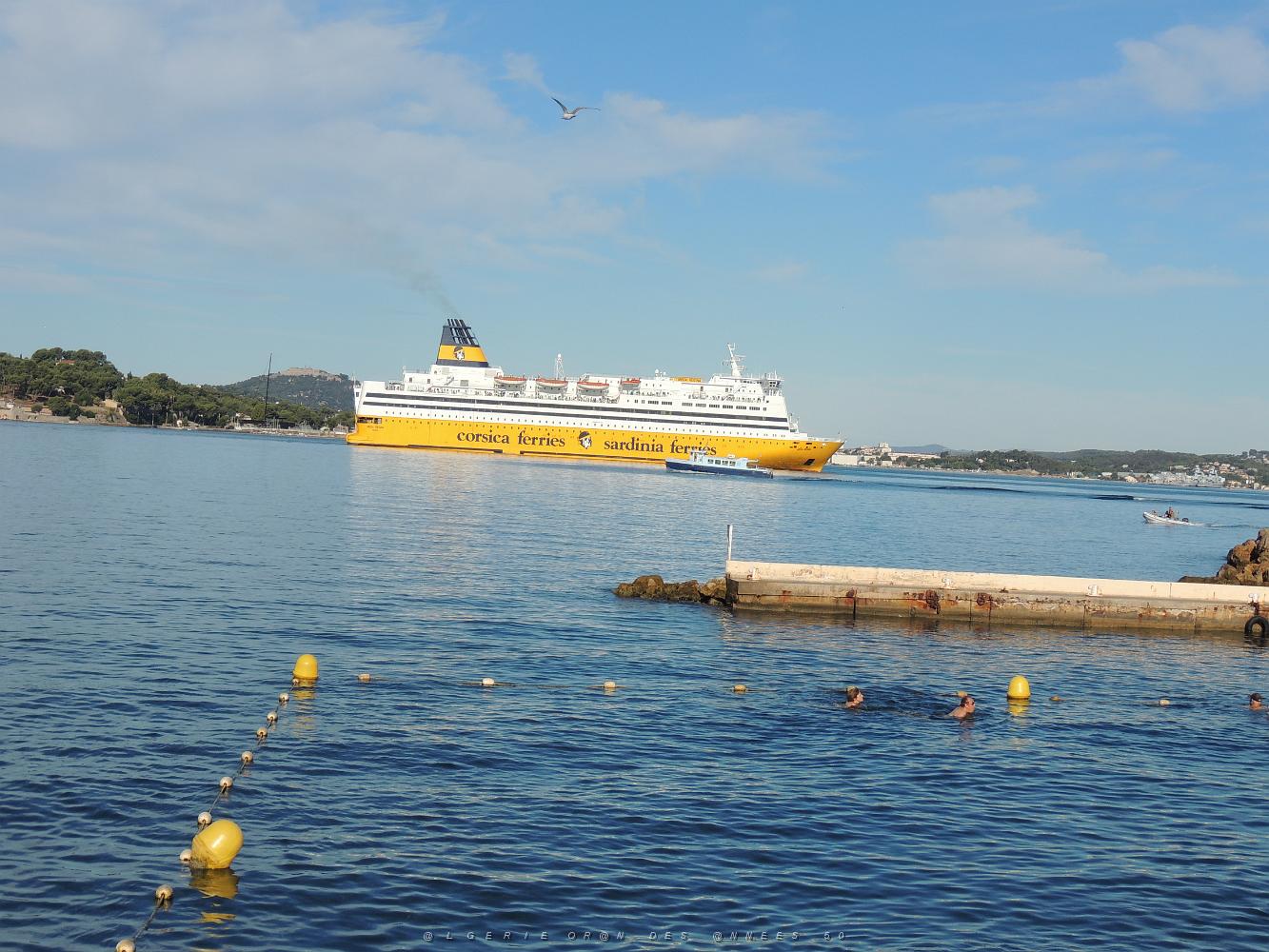 27 le ferry qui entre dans le port de toulon.JPG -           